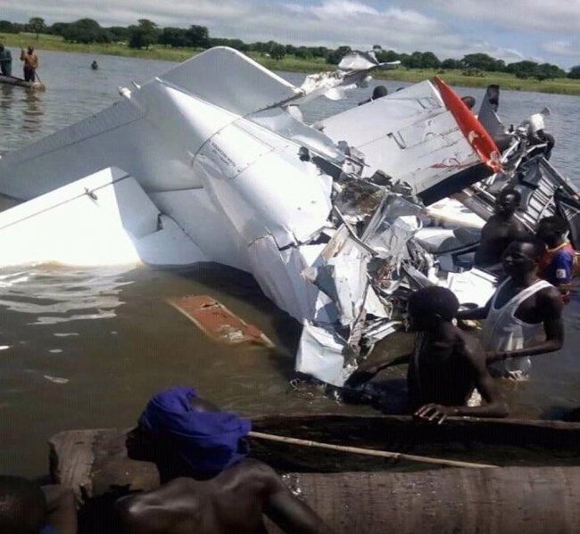 Güney Sudan'da yolcu uçağı düştü